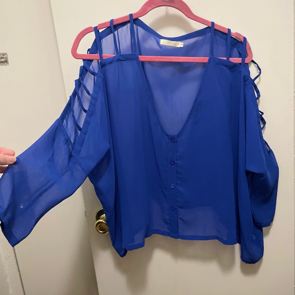 Milano flowly arm cut-out blouse.